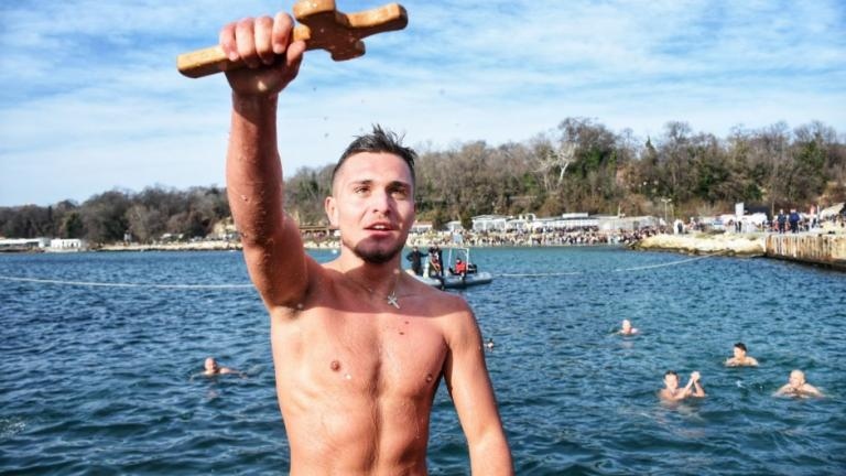 19 годишният студент Димитър Петров от Варна извади Богоявленския кръст от